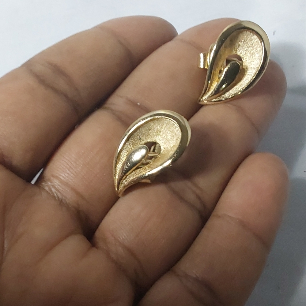 TRIFARI SIGNED CLIP-ON ‎ GOLD-PLATED EARRINGS